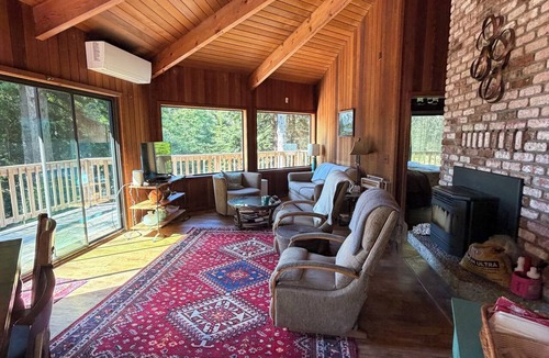 Cleone House | Charming 2-bedroom country house in Fort Bragg with a view of Mckerriker Beach.