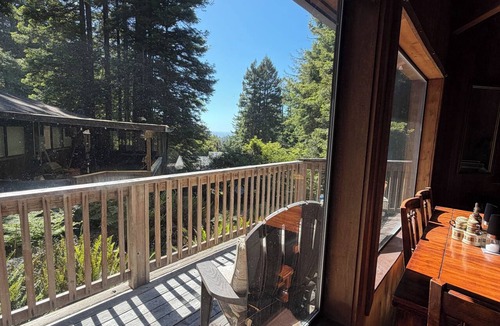Cleone House | Charming 2-bedroom country house in Fort Bragg with a view of Mckerriker Beach.