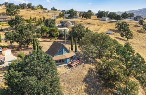 Stallion Springs Cabin | Charming 2-bedroom cabin with AC and WiFi with Incredible Views