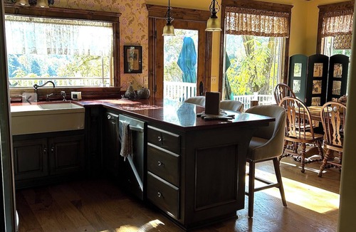 Bouvet Island House | Charming 2-bedroom Cottage in serene Salyer; river access, beautiful views
