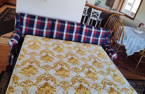 Willamina House | Charming 2-bedroom farmhouse in Willamina's relaxing countryside.
