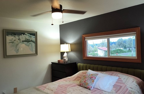 Willamina House | Charming 2-bedroom farmhouse in Willamina's relaxing countryside.