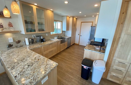 Morro Bay House | Charming 2-bedroom house with WiFi and Ocean/Morro Rock views. 5 min to beach