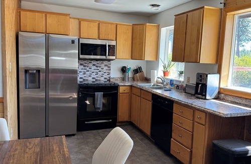Weed House | Charming 2-bedroom house private setting with amazing Mt. Shasta view