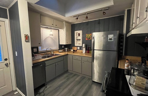 Southeast Eugene House | Charming 2-bedroom house with WiFi, AC in awesome Eugene