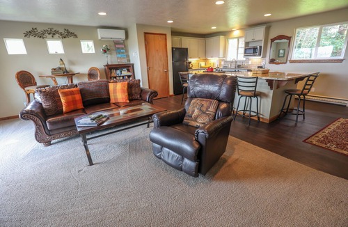 Western House | Charming 2-bedroom townhome with AC in Eugene