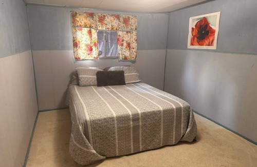 Eagle Point Bed & Breakfast | Charming 2-bedroom bed & breakfast in Eagle Point with AC, WiFi