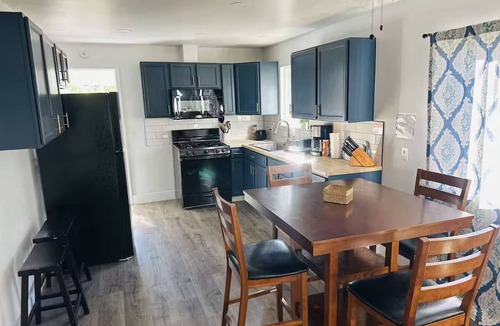 Kelseyville Cabin | Charming 2-bedroom cabin with Wi-Fi included in Loch Lomond