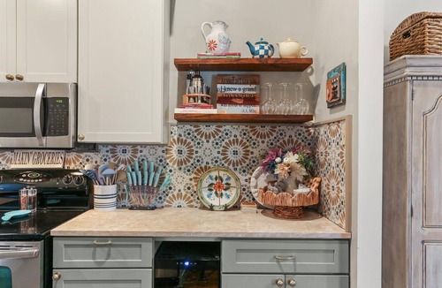 West Riverside Condo | Charming 2-bedroom Executive Stay Apartment on Parade Route Uptown New Orleans