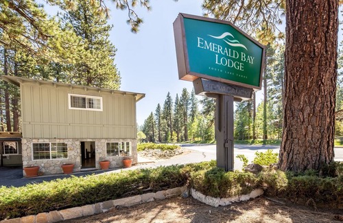 Tahoe Island Hotel | Charming 2 Queen bed lodge in South Lake Tahoe w/Kitchen