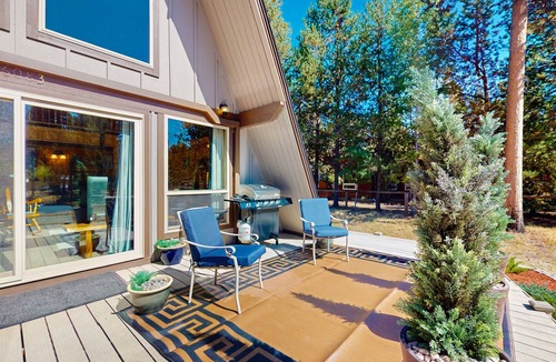 Oregon Water Wonderland Cabin | Charming 2-story chalet with deck, wood stove, Deschutes River access