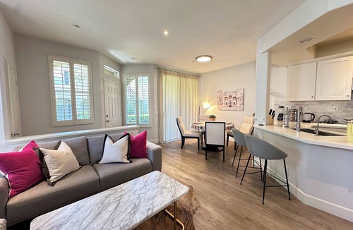 Oak Creek House | Charming 2B&3B townhome in Oak Creek Irvine
