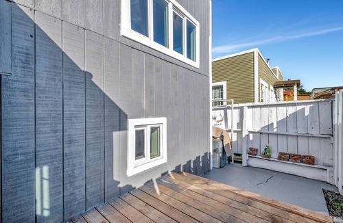 Oakland House | Charming 3-Bed Oakland Home: Modern Comforts & Style