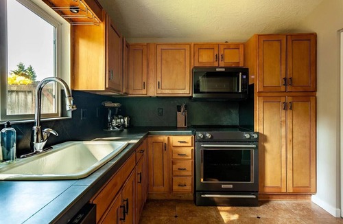 Sherwood - Tualatin South House | Charming 3-Bedroom, 2-Bath Home in Tualatin, Month Stay or Longer