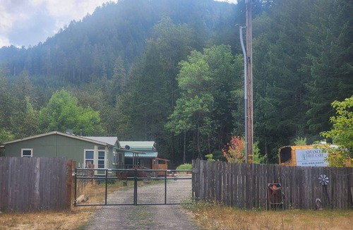Glide Cabin | Charming 3-bedroom cabin on Little River near 8 picturesque water falls