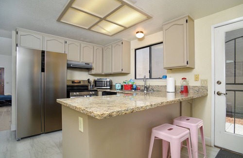 Pocket House | Charming 3-bedroom house in delightful Sacramento with AC, WiFi