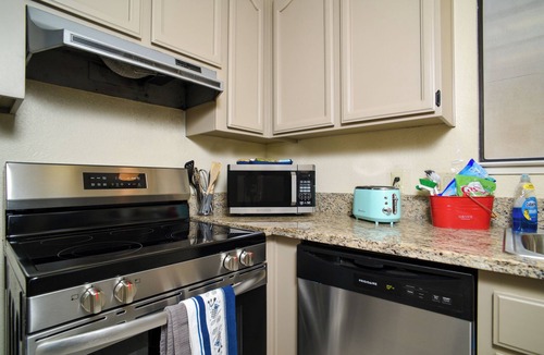 Pocket House | Charming 3-bedroom house in delightful Sacramento with AC, WiFi