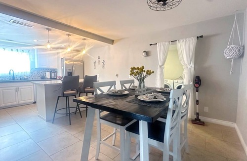 Upland House | Charming 3bedrms Upland house WiFi & AC Laundry PetFriendly near Ontario Airport