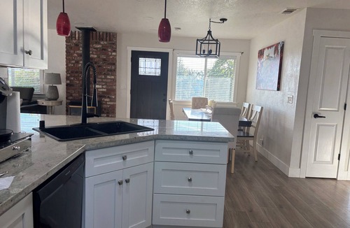 Newcastle House | Charming 4 BD farmhouse with AC and WiFi in fabulous Newcastle on the Wine Trail