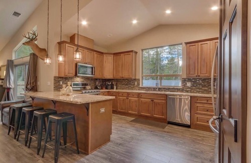 Tahoe Island House | Charming 4-bedroom house in South Lake Tahoe for your getaway