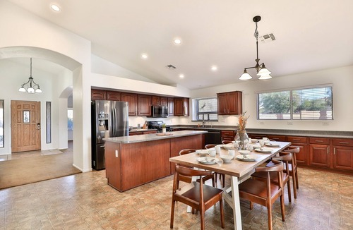 Canyon Trails House | Charming 4-bedroom house with Pool BBQ & Firepit close to freeway