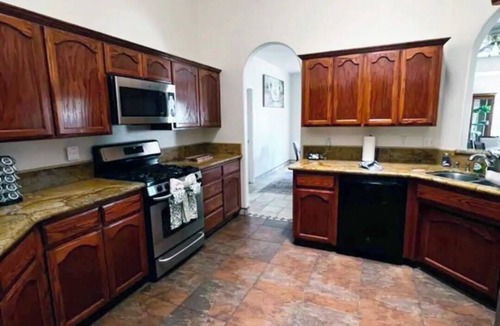 Porterville Villa | Charming 4-bedroom 3-Bathroom Villa in Porterville