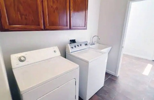 Porterville Villa | Charming 4-bedroom 3-Bathroom Villa in Porterville