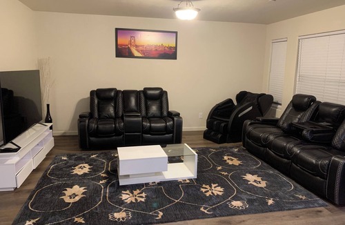 Riverbank House | Charming 5-bedroom house with AC in Riverbank