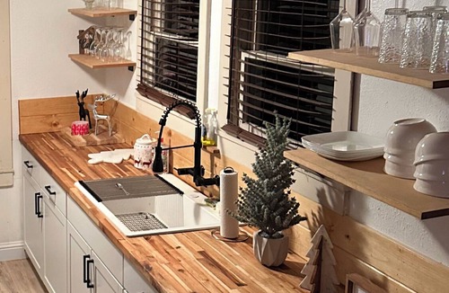 West Village Cabin | Charming and Cozy~Downtown location~Spacious~Playroom~Big Yard~Remodeled~