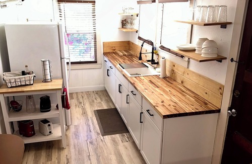 West Village Cabin | Charming and Cozy~Downtown location~Spacious~Playroom~Big Yard~Remodeled~