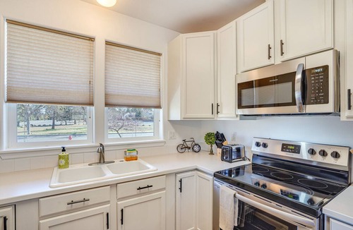 Southwest Bend House | Charming Bend Home w/Porch & Yard: Great Location