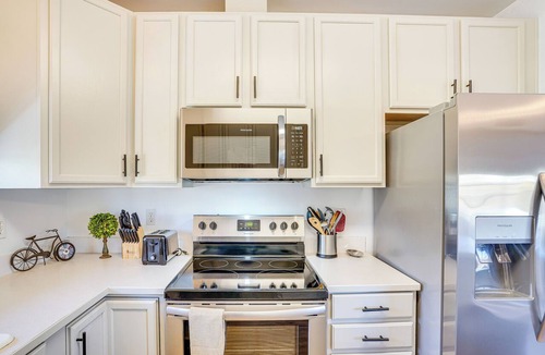 Southwest Bend Cottage | Charming Bend Home w/Porch & Yard: Great Location