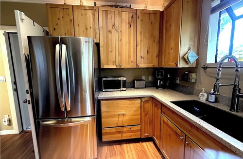 Southside House | Charming Bungalow - 2 blocks from Downtown, steam shower & SONOS sound system