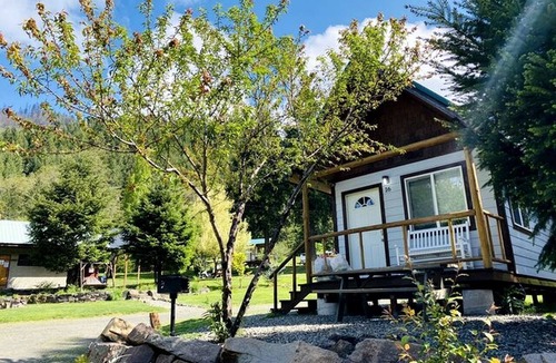 Idleyld Park Cabin | Charming Cabin for an Off-Grid Getaway in Umpqua National Forest, Oregon