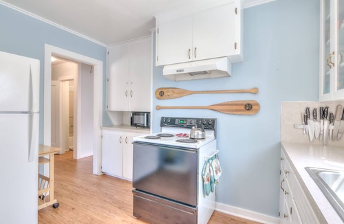 Lincoln City House | Charming Coastal Cottage w/Ocean View Close to Beach Access & Shopping