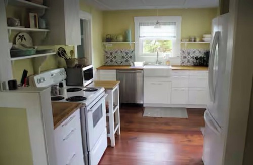 Lincoln Beach Cottage | Charming coastal cottage with AC near Depoe Bay