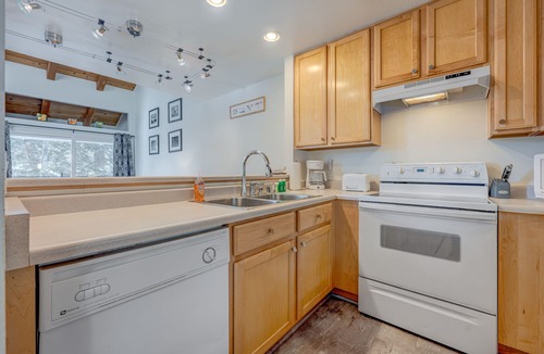 Carnelian Woods Condo | Charming Condo w/Shared Hot Tub, Pool, Resort Amenities - Close to Ski & Beach