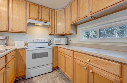 Carnelian Woods Condo | Charming Condo w/Shared Hot Tub, Pool, Resort Amenities - Close to Ski & Beach