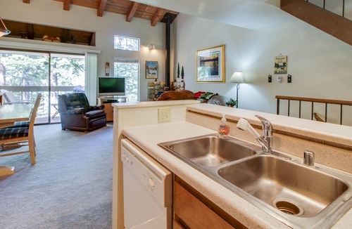 Carnelian Woods Condo | Charming Condo with Shared Pool, Hot Tub, Tennis, & Entertainment