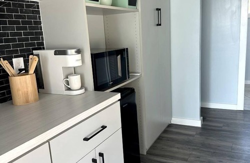 Sardis Cabin | Charming Container Home with Hot Tub near Sardis Lake, Perfect for a Romantic Glamping Getaway
