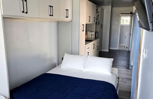 Sardis Cabin | Charming Container Home with Hot Tub near Sardis Lake, Perfect for a Romantic Glamping Getaway
