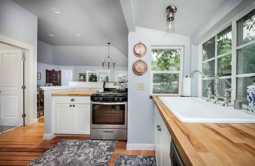 Julian Cottage | Charming cottage.A 1 minute walk to Main Street. Shops, Restaurants and more.