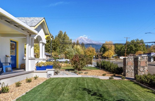 Mount Shasta Cottage | Charming Cottage Downtown