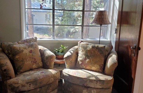 Mountain Club Apartment | Charming Cottage in the Pines of Prescott ONE mile from Historic Whiskey Row