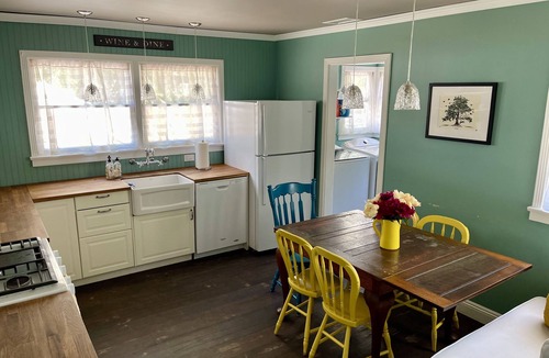 Paso Robles House | Charming Cottage Walking Distance to Downtown! 2 King beds and gas fire pit