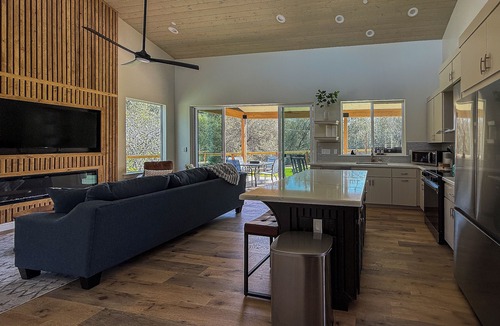 Yosemite Lakes House | Charming Cozy Eco Hut - Serene Yosemite Escape - The Black Swan