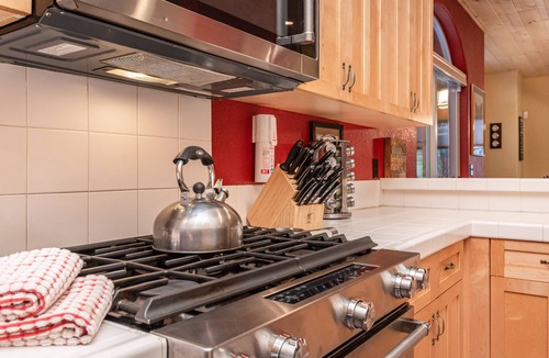 Carnelian Bay House | Charming Dog-Friendly Lake Tahoe Cabin – Hot Tub, Pool Table & Walk to Beach