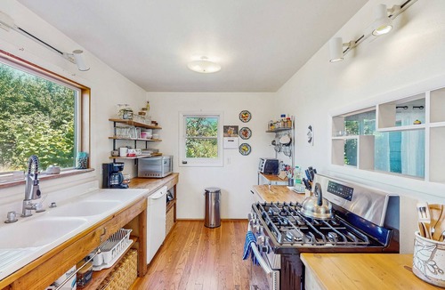 Thurston House | Charming dog-friendly house and separate studio with grill, WIFI, washer and dryer