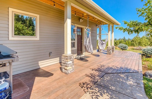Sandy House | Charming dog-friendly home with mountain view, fireplace, & washer/dryer