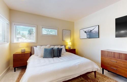 Broken Top House | Charming dog-friendly retreat near skiing & golf with views & fireplace
